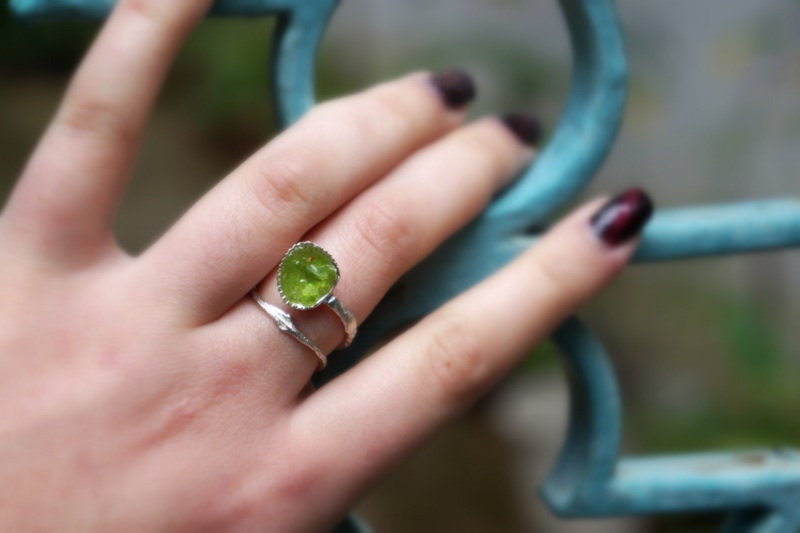 Minimalist Handmade Nature Jewelry. ring Sterling Silver Ring, Green Murano Glass on Sea Shell.