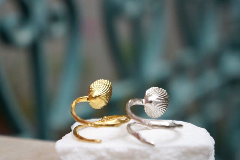 Minimalist Handmade Nature Jewelry. ring Sterling Silver Ring, Green Murano Glass on Sea Shell.