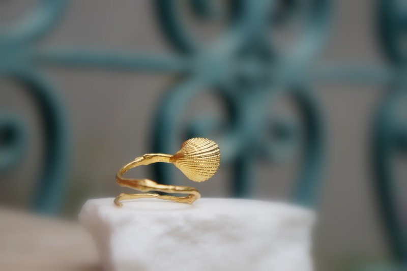 Minimalist Handmade Nature Jewelry. ring Sterling Silver Ring, Green Murano Glass on Sea Shell.