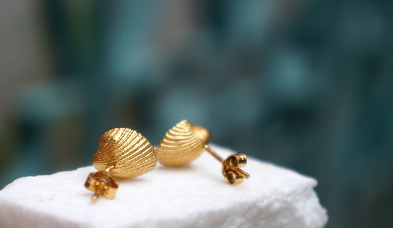 14k Gold Shell Earrings – Lightweight Silver Studs with Green Murano Stone | Handmade Eco Gift