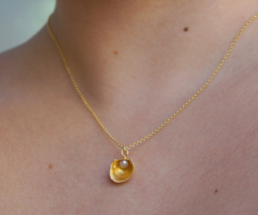 Solid Gold Sea Shell Necklace – Freshwater Pearl Pendant | 14K Gold Chain