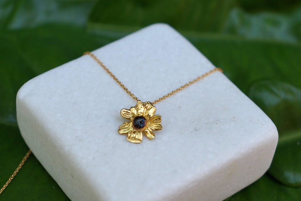 Chamomile Flower Necklace – Dainty Floral Pendant on Gold Plated Brass Chain with Black Rhodium
