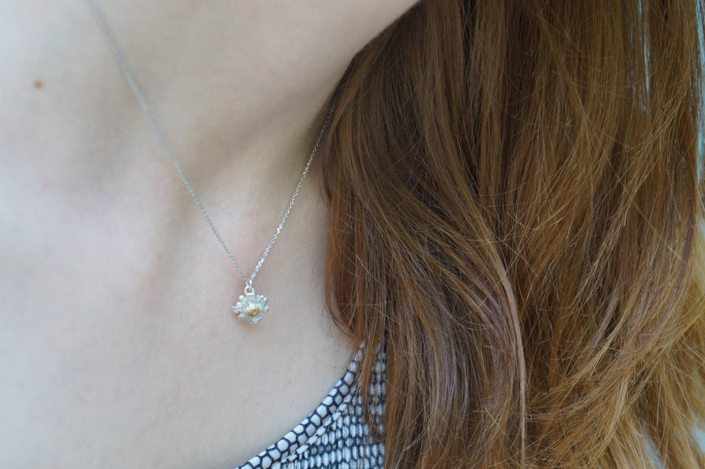 Tiny Chamomile Necklace – Dainty Gold Necklace With Wild Chamomile Pendant