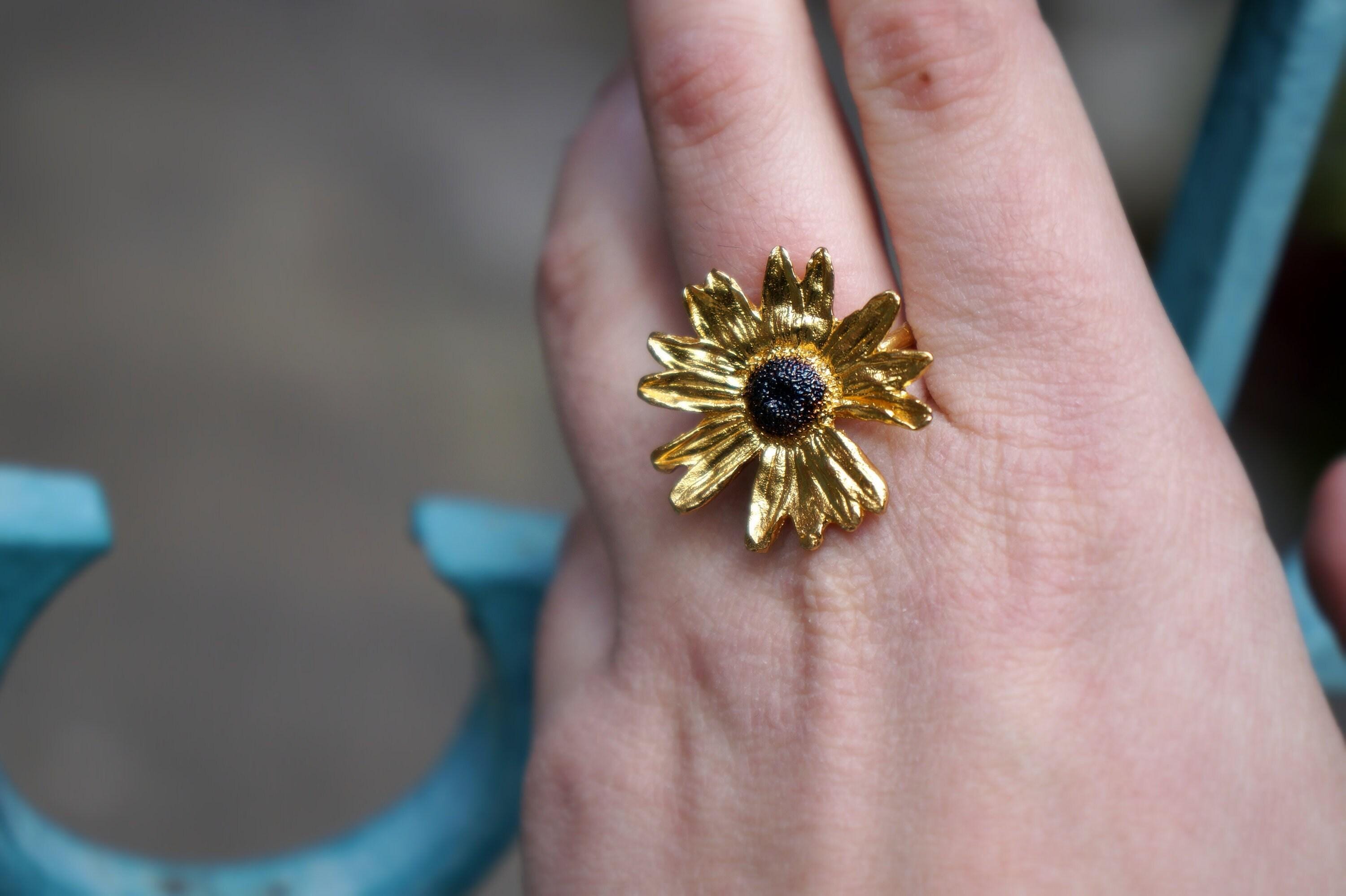 Nature Inspired Daisy Ring - Gold-Plated Brass with Black Rhodium