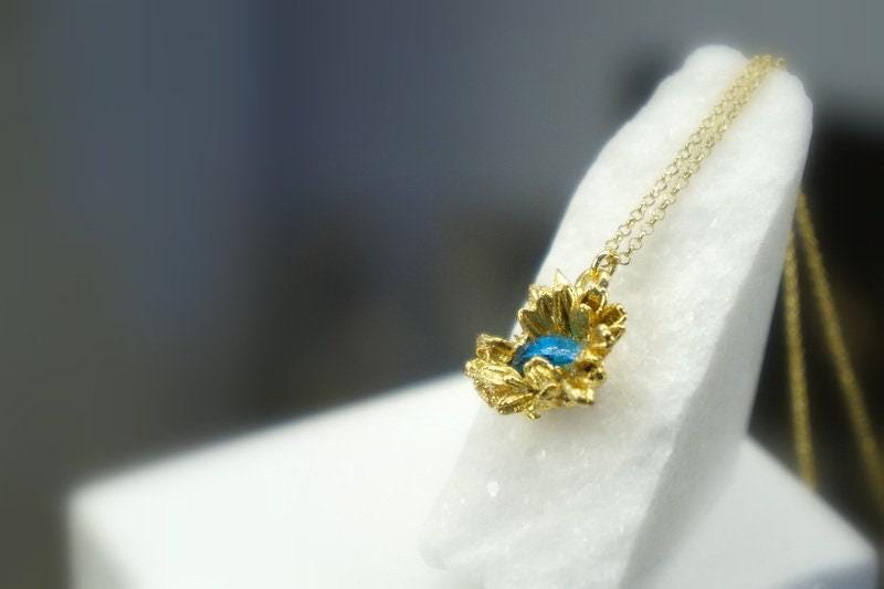 Pressed Flower Pendant – Wild Daisy Necklace with Blue Murano Glass, Gold Sterling Silver