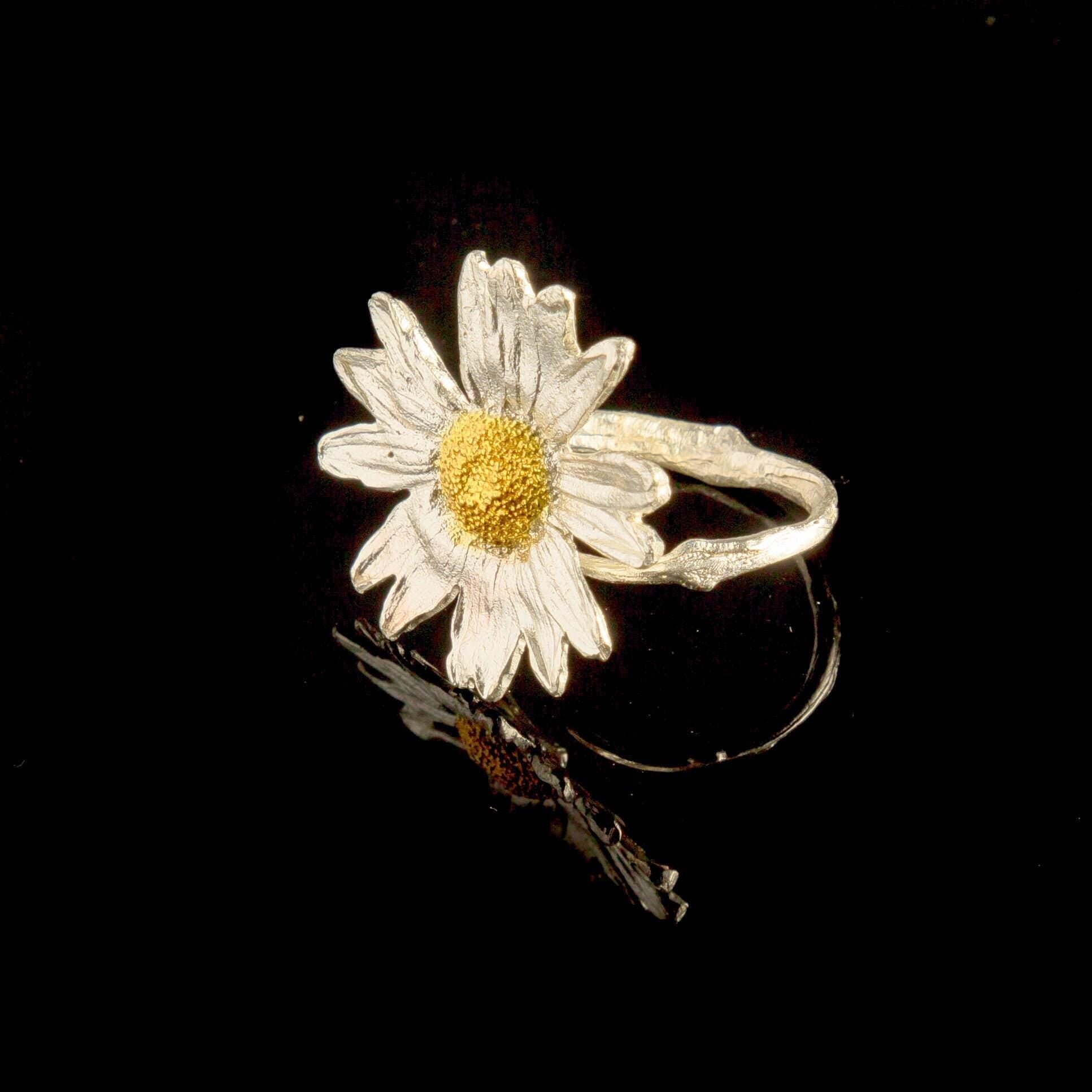 Nature Inspired Daisy Ring - Gold-Plated Brass with Black Rhodium