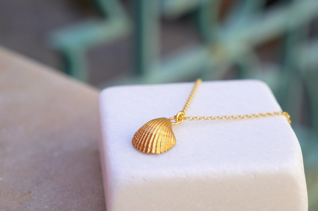 Pearl Pendant Necklace: Real Sea Shell Detail - Gold-Plated Silver
