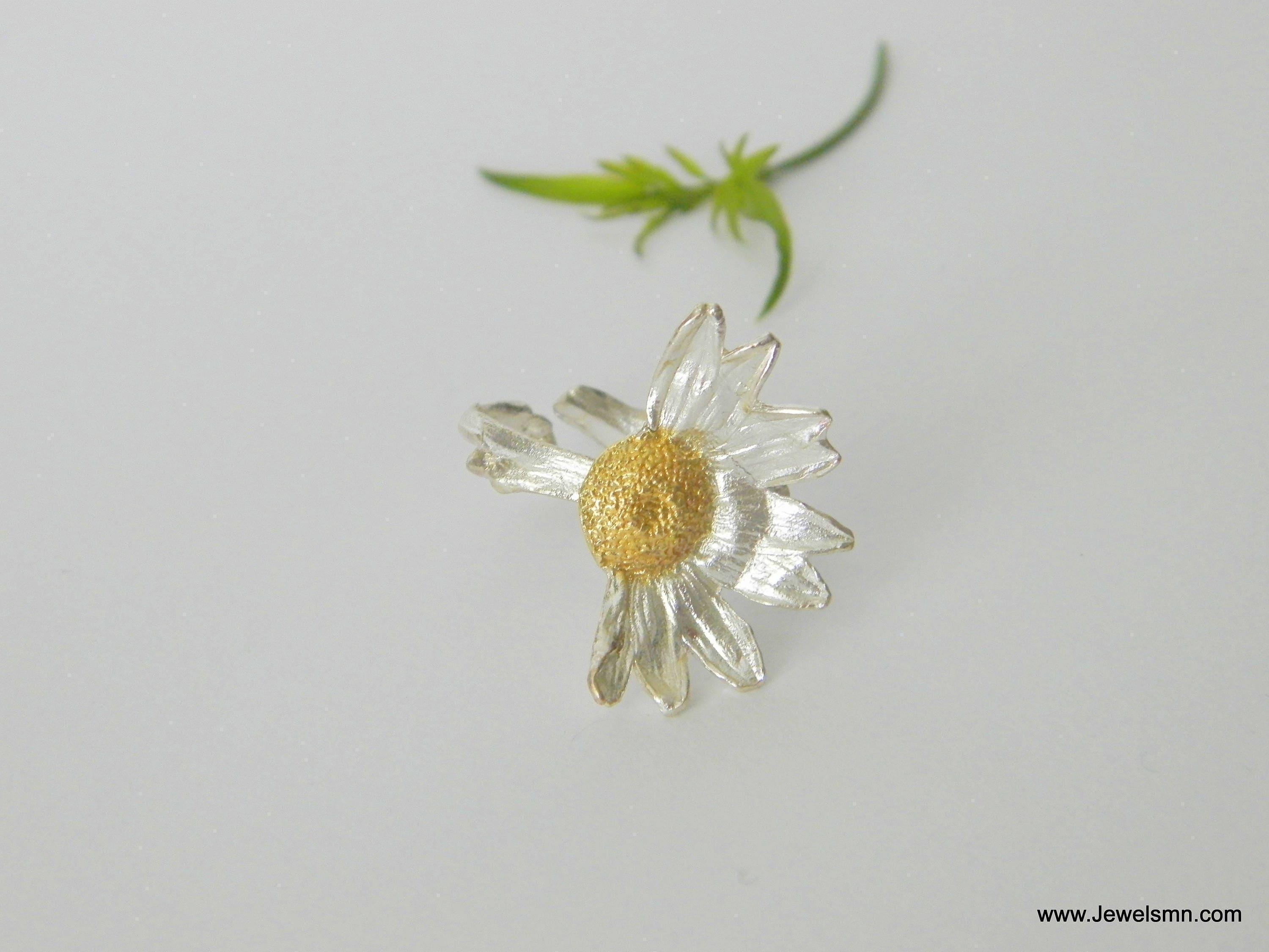 Real Daisy Flower Flower Ring, Handmade Nature Jewelry, Organic Beach Studs, Gift for Resilience and Renewal, Sterling Silver 925